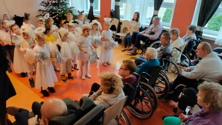 W świątecznym nastroju- przedstawienie teatralne dzieci dla pensjonariuszy Domu Opieki Społecznej _7